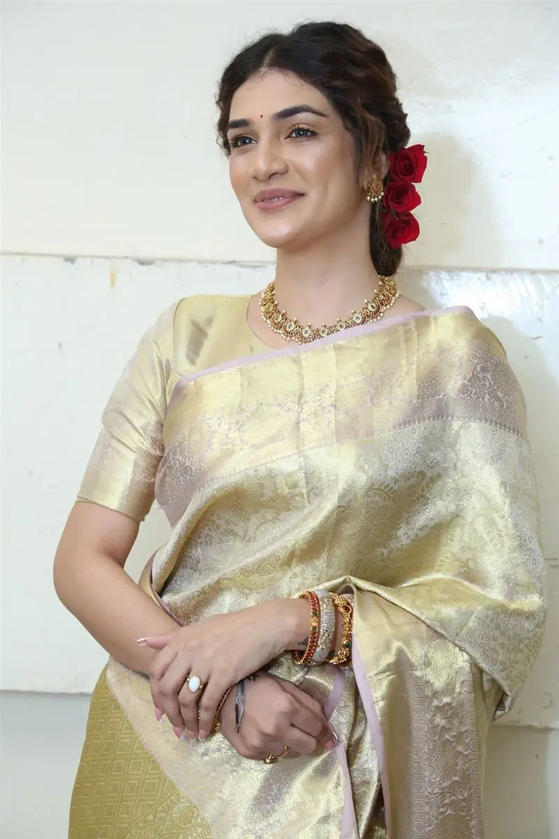 Telugu Actress Hasini Sudhir In Beautiful Yellow Pattu Saree